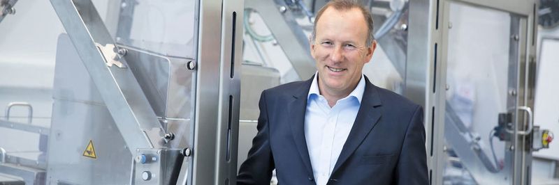 Luc van de Vel, Senior Director des Geschäftsbereiches MCP (Medical, Cosmetics & Pharmaceuticals) bei Multivac: „Die Verpackungsmaschine im modular aufgebauten GMP-Design ist sehr flexibel für das Verpacken von Produkten in unterschiedlichen Formatbereichen und Materialien ausgelegt.“