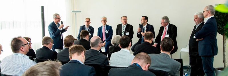Die Podiumsrunde spiegelte ein breites Branchenspektrum der IT von Software über Security bis Provider wider.