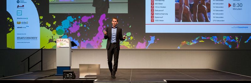 „Das Leben ist wie Sport – nur anders. Es gibt Verlierer und Sieger, es gibt Hürden und Hindernisse, es gibt Höhen und Tiefen, nur eines darf man nicht: Aufgeben!“ – Zehnkämpfer und Olympia-Silbermedaillengewinner Frank Busemann in der Abschlusskeynote auf dem Lead Management Summit 2017.