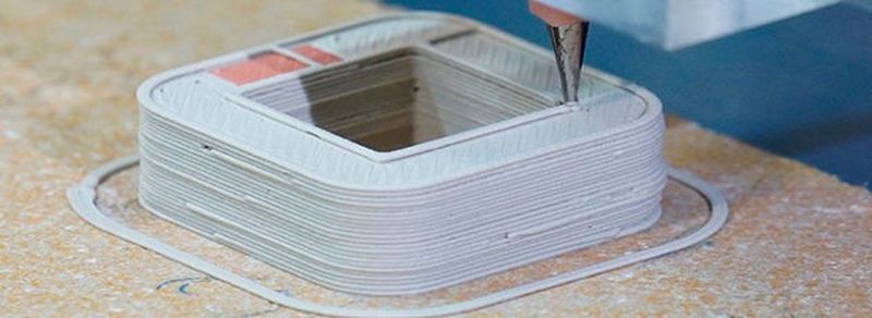 Keramisch isolierte Spule während des 3D-Druckvorgangs. Mit einem 3-D-Multimaterialdruckverfahren verfolgen zwei wissenschaftliche Mitarbeiter der TU Chemnitz einen optimierten Prozess zur Fertigung von Elektromotoren.