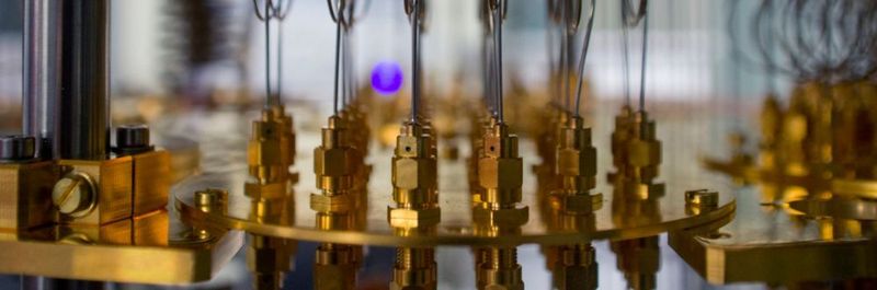 Laut Anicht von Google oder IBM, stehen Quantencomputer kurz vor der Markteinführung. IBM hat bereits einen Web-Serve am Netz, mit denen man per Smartphone auf einen 5-Qubits-Quantencomputer zugreifen kann.