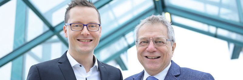 Das Bild zeigt Ferdinand Fuchs (li.), Geschäftsführer, und Reinhard Fuchs (re.), Gründer von ADT Fuchs. Ferdinand Fuchs: „Für Panasonic ist Minas A6 nur ein Servoantrieb, für uns aber mehr. In unserer Anwendung fungiert der Antrieb als Drehmomentschrauber. Man kann sagen, wir haben den Servoantrieb etwas zweckentfremdet, das allerdings sehr erfolgreich. Dieser Ansatz ist neu, da es bisher im Markt keinen Schrauber ohne vorgesetztes Getriebe gibt.“