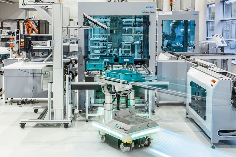 Driverless transport vehicles (FTF) make it possible to transport materials and tools flexibly through the Smart Factory.