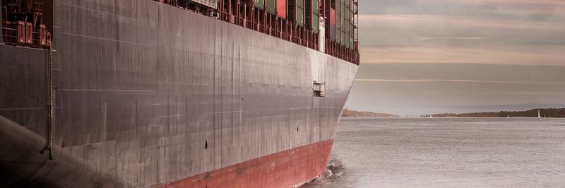 Auf Schiffen oder Offshore-Plattformen stellen die Umgebungsbedingungen teils höhere Anforderungen an elektrische Steuerungs- und Schaltanlagen.