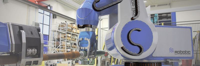 Ein Robotersystem für die Automatisierung von Bohrvorgängen auf Ölplattformen nutzt Energieketten von Igus für die zuverlässige Energiezuführung.