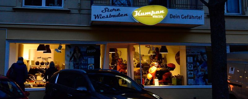 In der Wiesbadener Herderstraße 25 finden Elektroroller-Fans ab sofort Scooter der Marke Kumpan electric.