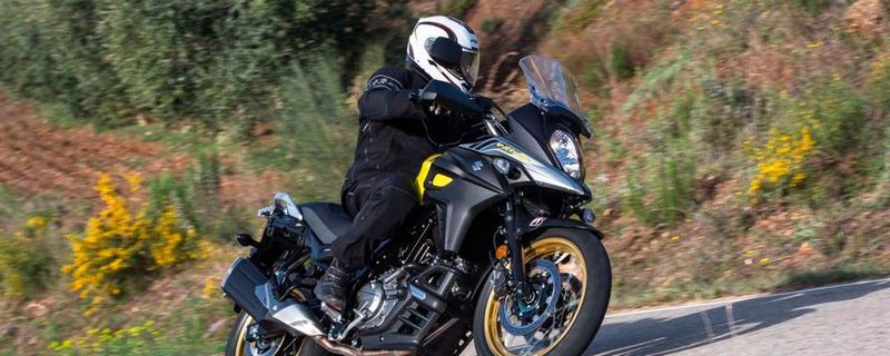 2017 schickt Suzuki die V-Strom 650 in zwei Varianten ins Rennen: zusätzlich zur Standardversion (mit Zehnspeichen-Aluminiumrädern) gibt es eine XT-Ausführung.