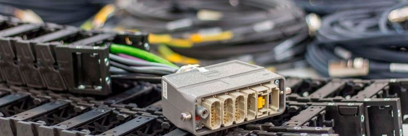 Die Steckverbinder-Reihe Han-Modular von Harting liefert passende Schnittstellen für Energieketten. Im Bild: Han High Density Modul (3x), Han EE Modul, Han RJ45 Modul, Han USB 2.0 Modul (jeweils Stift-Varianten)