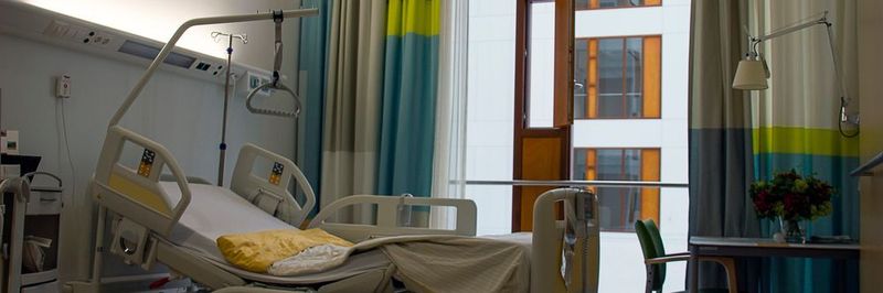 Ob Bettgitter, Klapptische, Telefone oder Alarmknöpfe: Bakterienherde in Krankenhäusern können besonders bei anfälligen Patienten zu lebensbedrohlichen Infektionen führen.