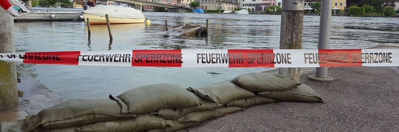Feuer, Hochwasser oder selbst ein einfacher Virenbefall, viele Faktoren können die Geschäftsprozesse eines Unternehmens lahmlegen. Die IT ist dabei immer mit betroffen und bedarf einer guten IT-Notfallplanung.