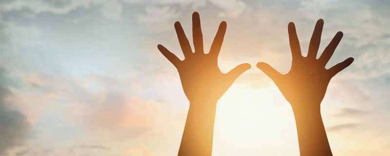Endlich Sonnenlicht – doch auch bei der darin enthaltenen UV-Strahlung macht wie so oft, die Dosis, das „Gift“.