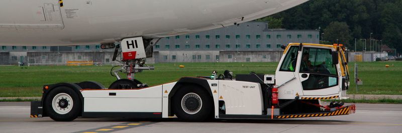 Die Fahrantriebssteuerung des neuen High-Speed-Towing-Flugzeugschleppers von Goldhofer setzt auch sicherheitsrelevante Funktionen zuverlässig um.