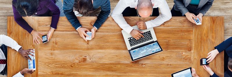 Smartphone, Tablet, Laptop und Co. – die digitale Transformation ist in vollem Gange. Was viele vergessen: im Mittelpunkt der digitalen Transformation steht immer noch der Mensch, der sich dem Wandel stellen muss.