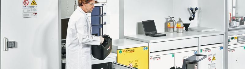 Easy access to media and storage containers: The push-to-opening door technology and the automatically extending pull-out trays permit easy access to stored media and simple replacement of the canisters.