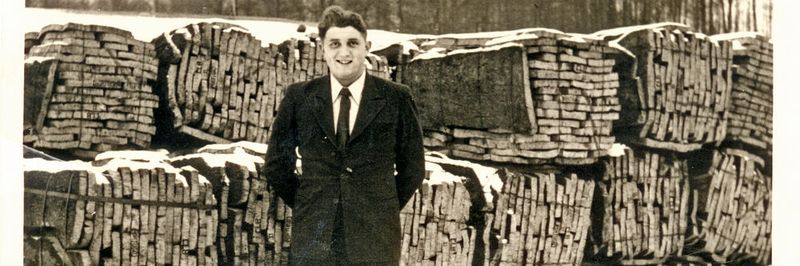 Josef Pöppelmann (Bild) funktioniert 1949 mit seinem Bruder Hubert einen Hühnerstall zur „Korkenfabrik Gebrüder Pöppelmann“ um.