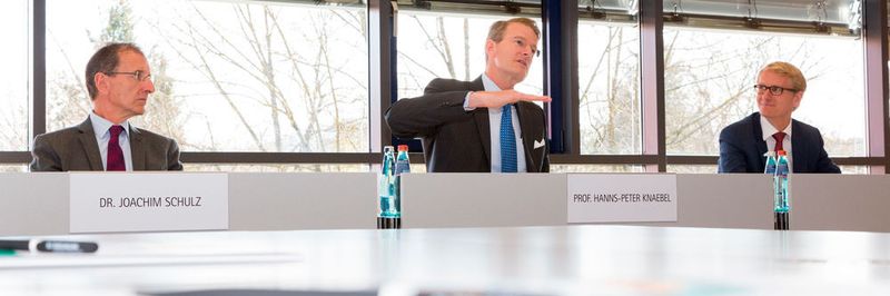 Bei der Pressekonferenz zum Geschäftsbericht der Aesculap ist Prof. Knaebel noch Vorstandsvorsitzender. Drei Arbeitstage später erklärt er seinen Rücktritt.