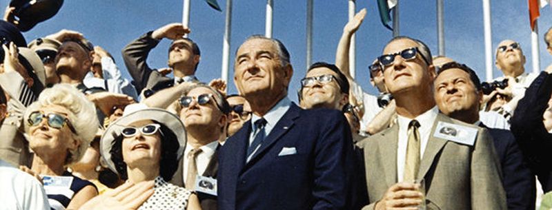 16. Juli 1969, Kennedy Space Center: Ex-US-Präsident Lyndon B. Johnson (Bildmitte links) verfolgt den Start von Apollo 11 - gemeinsam mit geschätzt 500 bis 600 Mio. Menschen weltweit an den TV-Bildschirmen.