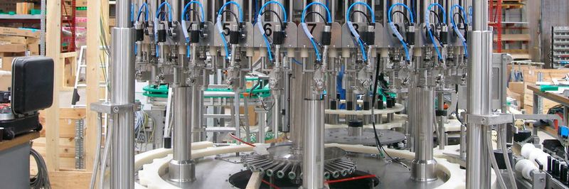 Die Monoblock-Anlage bietet Platz für 36 Füllstationen, bei denen die Füllnadeln jeweils von einem LinMot-Linearmotor angetrieben werden. Dies erlaubt schnelle Produktwechsel und vergrößert das Einsatzspektrum der Füll- und Verschließmaschine.