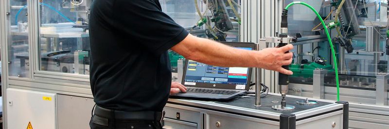 Mit der Messbank BLM 3860 von Atlas Copco Tools prüft ein Techniker die Genauigkeit der Schrauber und Schraubspindeln direkt an der Montagelinie.