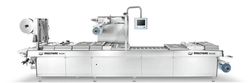 Maschinen von Multivac, hier die Tiefziehverpackungs- maschine R 235, werden unter anderem zur Verpackung von Lebensmitteln eingesetzt.
