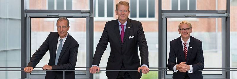 Vorstandsfoto aus vergangenen Tagen: Dr. Joachim Schulz (li.) soll die Lücke schließen, die Prof. Dr. Hanns-Peter-Knaebel als Vorstandsvorsitzender hinterlassen hat. Rechts im Bild: Aesculap-Vorstand Dr. Jens Lackum.