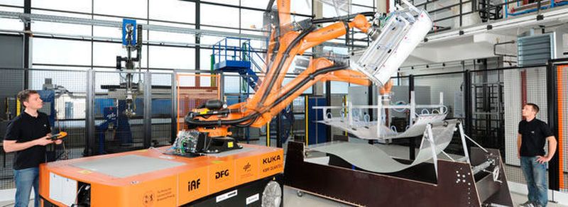 Für die Erforschung mobiler und automatisierter Herstellung großer Bauteile aus faserverstärkten Kunststoffen stehen der TU Braunschweig zwei mobile, batteriebetriebene Industrieroboter zur Verfügung, die eigenständig große Leichtbaustrukturen produzieren können. Die mobilen Produktionsroboter „KMR Quantec-TUBS“ wurden im Rahmen der Kooperation „DLR@UNI“ vom Institut für Adaptronik und Funktionsintegration der Technischen Universität Braunschweig und vom Institut für Faserverbundleichtbau und Adaptronik des Deutschen Zentrums für Luft- und Raumfahrt in Braunschweig konzipiert.