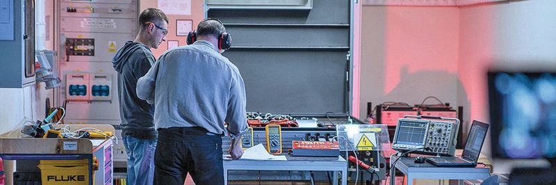 Die polnische Firma Medcom produziert energietechnische Produkte für öffentliche Transportmittel und Speiseschaltungen in Industrie- und Energieinstallationen. Hier im Bild ein Inbetriebnahmestand.