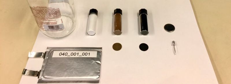 Forschern der University of California, Riverside, ist es mit einem neuartigem Fertigungsprozess gelungen, Altglas zu kostengünstigen Nanosilizium-Anoden für Lithium-Ionen-Baterrien zu recyclen.