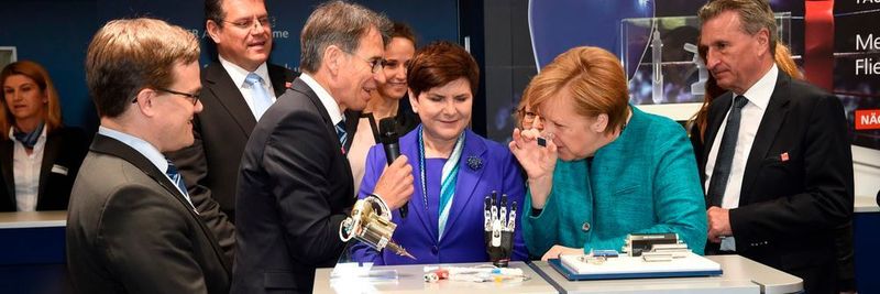 Da muss sie schon ganz genau hinsehen. Die Bundeskanzlerin schaut sich am Stand von Faulhaber auf der Hannover Messe 2017 einen Mikromotor mit nur 1,9 mm Durchmesser an.