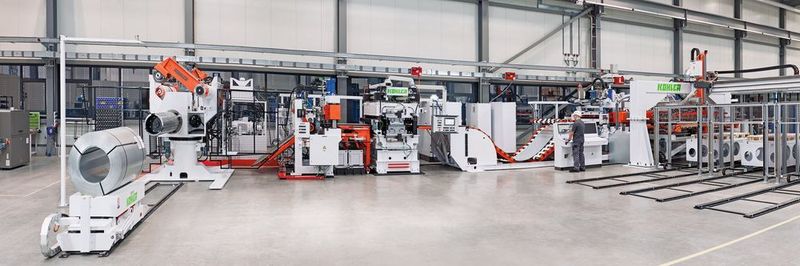 Die einzelnen Stationen der Anlage bei Robatherm in Burgau: Coil-Ladewagen – Doppel-Abwickelhaspel –Einführhilfe – Schopfschere – Präzisionsrichtmaschine – Bandschlaufe – Hochleistungsvorschub – Produktions-Querteilschere – Zangenvorschub – Produktions-Längsteilschere – Platinen-Feeder und drei Platinen-Stapeltischwagen.