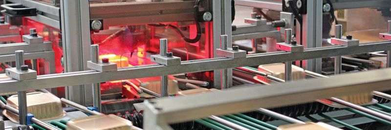 Das Anlagenmodul für die Qualitätskontrolle besteht aus vier parallelen Linien mit versetzt angeordneten Bildverarbeitungsstationen.