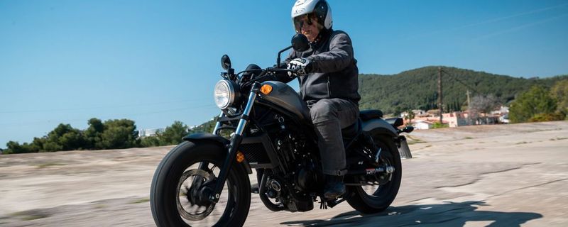 Rebel heißt eine neue Honda, die mit mattem Lack und dicken Reifen auch dicke Backen macht.