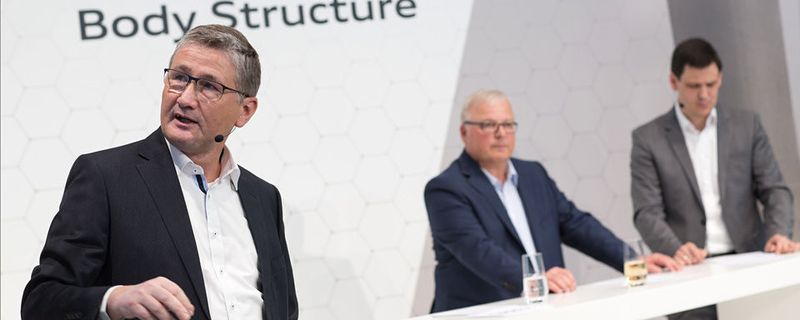Dr. Ulrich Widmann, Leiter der Aufbauentwicklung bei Audi (l.), spricht im Interview mit »Automobil Industrie« über den Leichtbau der Zukunft: Bionik, Funktionsintegration und Hybridstrukturen.