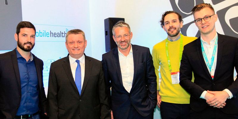 Beim Eröffnungsrundgang: (v. l.) Christian Lautner, Managing Partner, Flying Health Incubator; Dr.-Ing. Chris Rehse, Otto von Guericke University Magdeburg; Hermann Gröhe, Bundesminister für Gesundheit; Matthias Meierhofer, Vorstandsvorsitzender, Bundesverband Gesundheits-IT; Dr. Nikos Green, Geschäftsführer, Affective Signals; Yannik Schreckenberger, Geschäftsführer, Heartbeat Medical