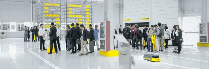 Im SSI-Schäfer-Technologiezentrum im ostchinesischen Kunshan können Kunden Produkte wie das fahrerlose Transportsystem Weasel, den Lagerlift Logimat sowie Regale und Kästen begutachten.