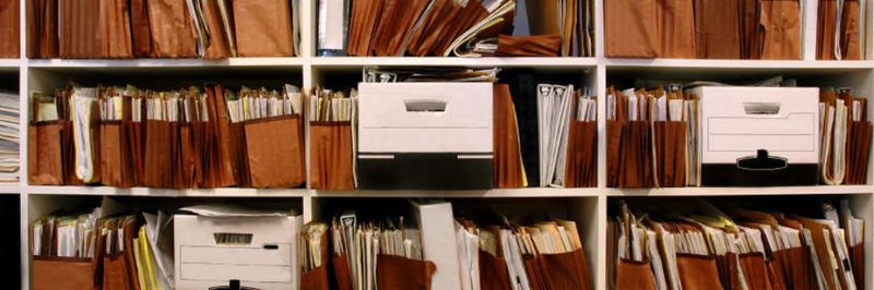 Ein seltener Blick in das Führerhaus eines LKW – Papier wohin man sieht!