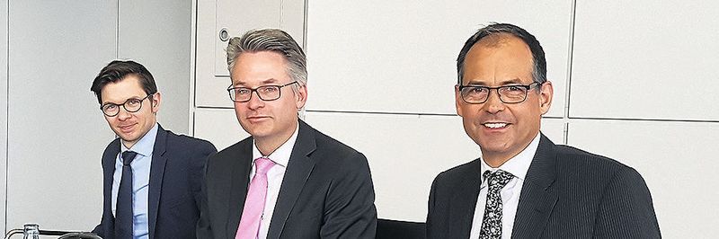 Von links: Sebastian Schiweck (Wirtschaftsvereinigung Metalle e.V.), Christian Vietmeyer (Wirtschaftsverband Stahl- und Metallverarbeitung e.V.) und Michael Weigelt (GKV/Tecpart) bei der Pressekonferenz im Rahmen der Hannover-Messe.