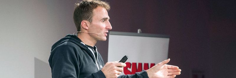 Ueli Steck bei seinem Keynote-Vortrag am SMM-Kongress 2015 in Luzern.