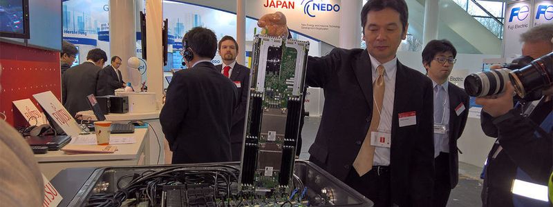 Fujitsu zeigte sein Liquid Immersion Cooling System erstmals auf der CeBIT 2017. In das Bad passen hrizontal 16 Höheneinheiten und verbraucht nach Herstellerangaben 40 Prozent weniger Strom als herkömmliche Racks.