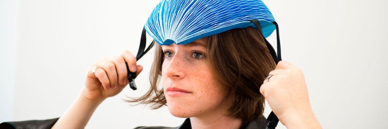 Die Gewinnerin des letzten Jahres, Isis Shiffer, entwickelte einen faltbaren und recyclebaren Fahrradhelm für Leihfahrräder.