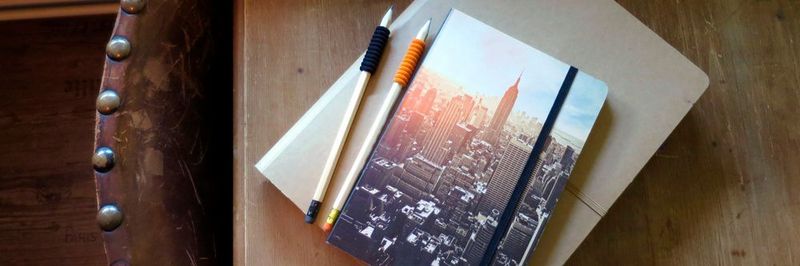 So ein Notizbuch hat so ziemlich jeder auf seinem Schreibtisch liegen – und wenn es auch noch personalisiert ist, schreibt man gleich noch viel lieber rein, oder? Personalisierte Werbegeschenke gewinnen trotz Digitalisierung für viele Unternehmen immer mehr an Bedeutung.