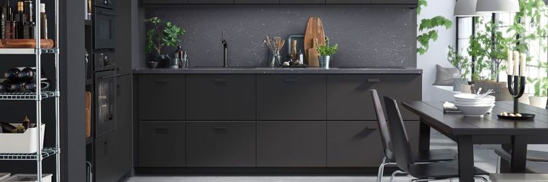Aus der Flasche in die Küche: Die Front der Ikea-Küche „Kungsbacka“ ist mit schwarzer Folie aus recyceltem PET-Kunststoff hergestellt.
