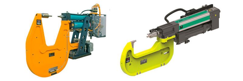 In den Tox-Roboterzangen zum Clinchen kann sowohl das Tox-Kraftpaket Typ RZK (li.) als auch der Tox-Electricdrive (re.) eingesetzt werden.