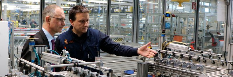 Betriebsleiter Igor Iraeta erklärt die „Folterkammer“: Im Testlabor wird die Lebensdauer der Lager ermittelt.