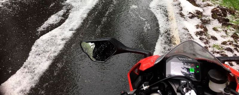 Thorsten Thimm vom Kradblatt durchschnitt auf der Honda Fireblade den Spessart-Graupel.
