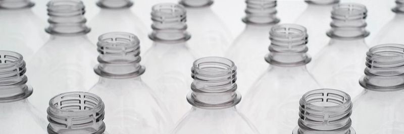Transparente PEF-Flaschen. Hersteller setzen große Hoffnungen auf Polyethylenfuranoat (PEF), das zu 100 % aus pflanzlichen Rohstoffen produziert wird.