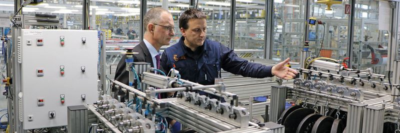 Betriebsleiter Igor Iraeta erklärt die „Folterkammer“: Im Testlabor wird die Lebensdauer der Lager ermittelt.