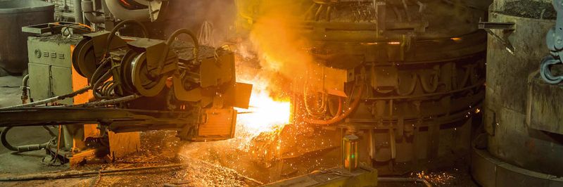 Swiss Steel produziert seine Stahlprodukte im Elektrolichtbogenofen und setzt dafür sortenreinen Stahlschrott ein. Im Vergleich zur Verhüttung von Eisenerz fallen dabei deutlich weniger CO2-Emissionen je Tonne Rohstahl an.