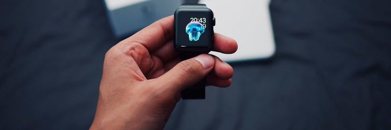 Smartwatches haben schon längst die Verbraucher erreicht. Nun beginnen auch Unternehmen die tragbare Technologie einzusetzen, um Abläufe effizienter zu gestalten.