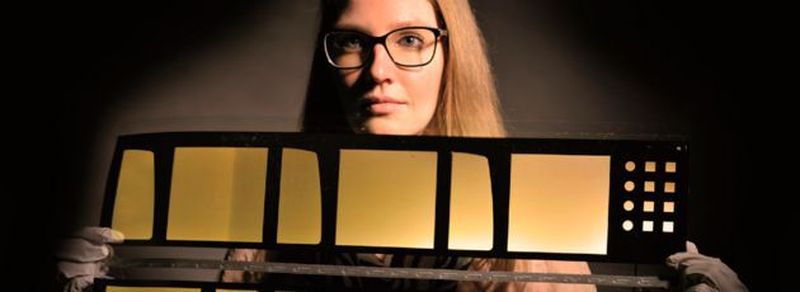 Formsache: Im Fraunhofer-Verbundprojekt CeGlaFlex entstehen extrem dünne, leicht verformbare, Schutzcover für OLEDS im Rolle-zu-Rolle Verfahren.